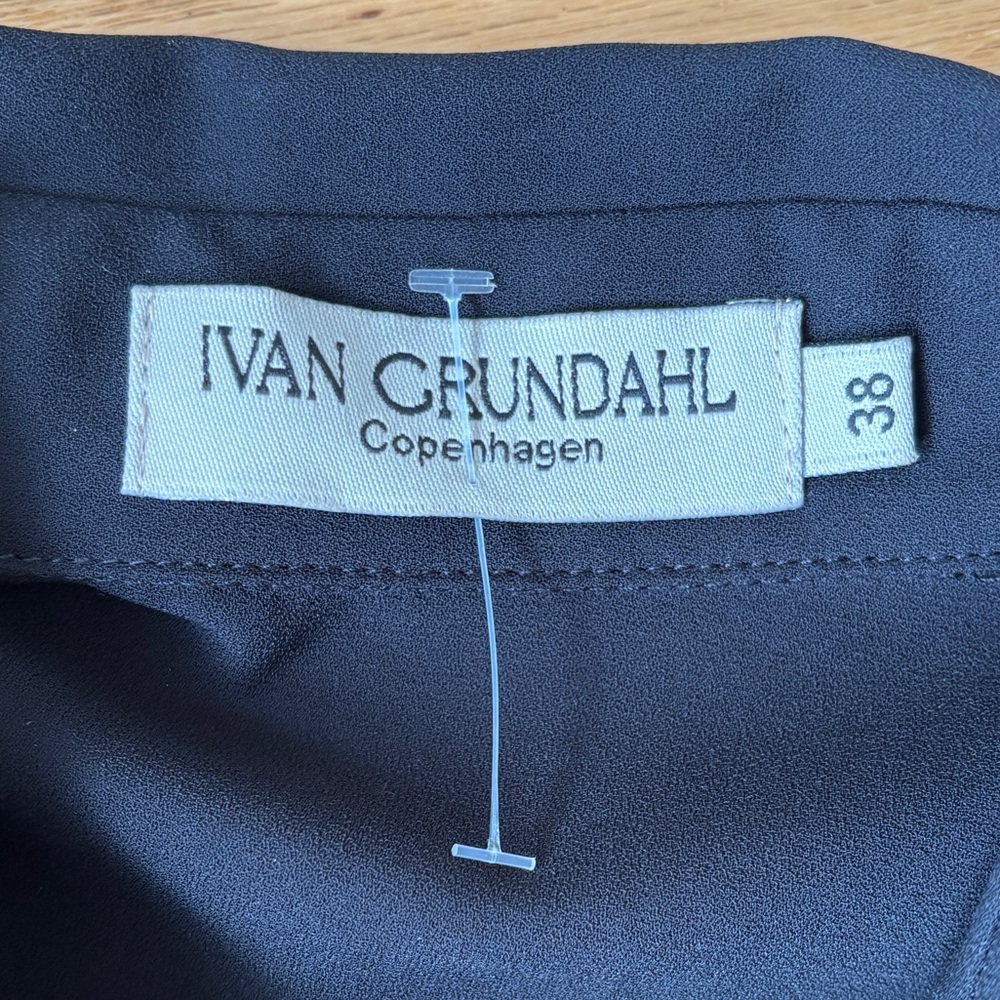 Ivan Grundahl Asymmetrical Hem Draped Button Up Long Sleeve Blouse EUC DK38 US8 - Picture 5 of 8